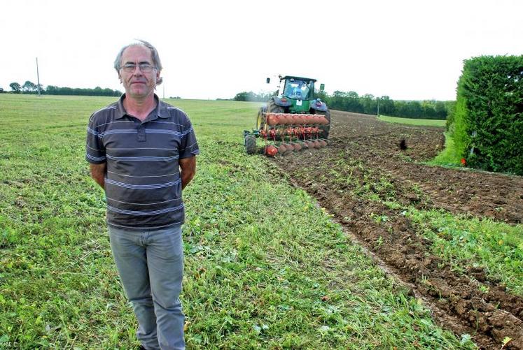 « Avec la nouvelle charrue, nous retournons 2 hectares à l’heure. Au cover crop, le débit de chantier est de 3,5 ha à l’heure mais nous faisons deux passages », explique Bernard Vincent.