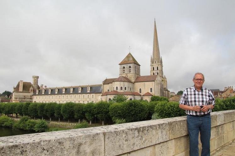 Pour Jean-Marie Rousse, maire de Saint-Savin, le passage du Tour de France offre une formidable occasion de mettre en valeur le joyau de la commune : la célèbre abbaye.