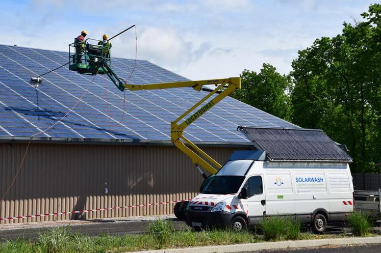 Une mise en pratique du nettoyage des panneaux photovoltaïques par Solarwash le 10 mai chez Ouest Agri Charentes à Chenon.