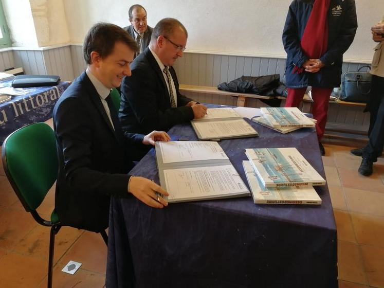 La signature de la convention, le 6 décembre à Talmont-sur-Gironde, par le président de la SAFER Nouvelle-Aquitaine Patrice Coutin et le directeur adjoint du Conservatoire du littoral Matthias Vigorgne.