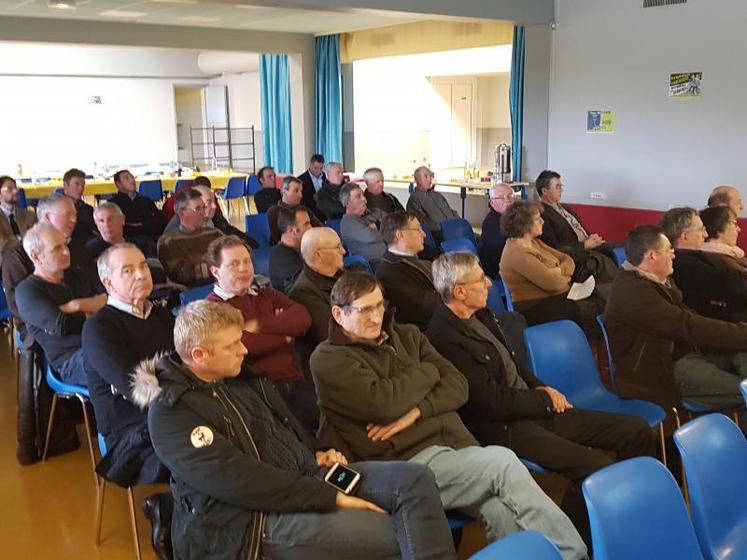 La conférence de Jacques Mathé sur les circuits courts a donné lieu à de nombreuses questions de la part des agriculteurs présents.