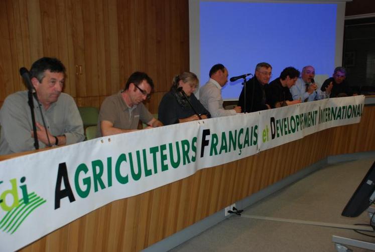 Les représentants de coopératives, de syndicats, de la chambre d’agriculture, du Crédit agricole et de la MSA ont débattu autour du thème « L’agriculture du Nord a-t-elle un avenir sans le développement de l’agriculture du Sud ? »