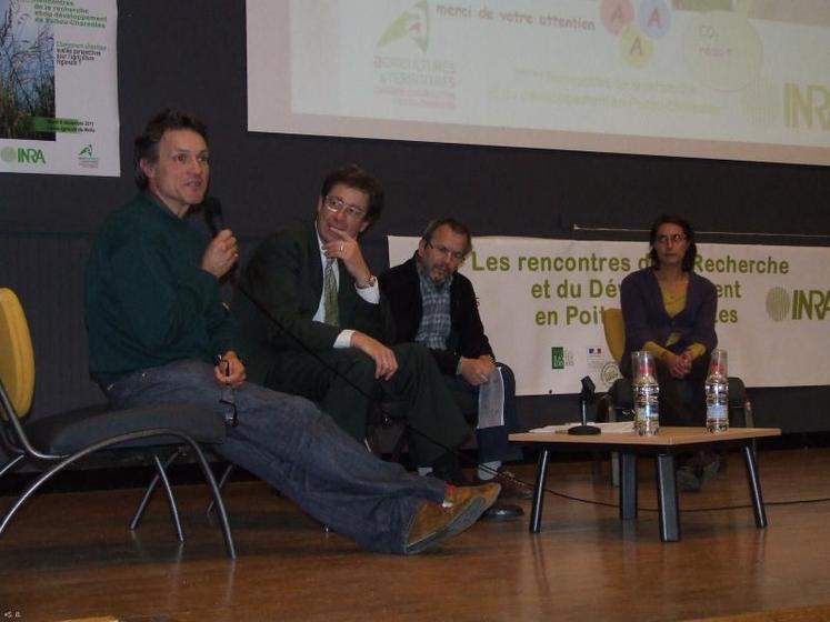 Jean-Louis Durand, de l’Inra, Jean-Christophe Moreau, de l’Institut de l’élevage, Jean-Claude Emile et Sandra Novak, de l’Inra de Lusignan, ont débattu de l’incidence du changement climatique sur les systèmes fourragers et de leurs impacts sur le piégeage du carbone, et sur les économies d’énergie des élevages.