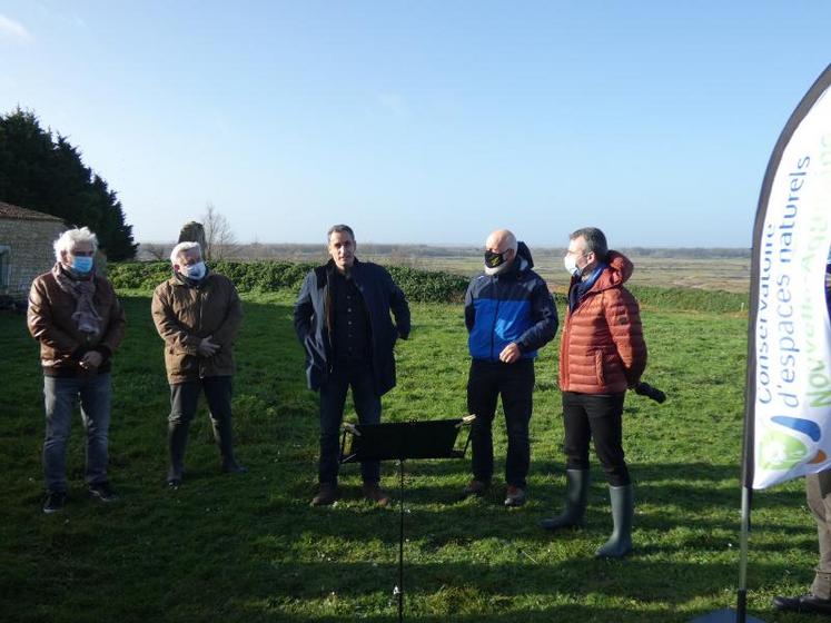 Autour du vice-président de la région Nouvelle-Aquitaine Nicolas Thierry, élus et responsables du CEN ont présenté l’action menée pour la préservation du marais de Brouage.