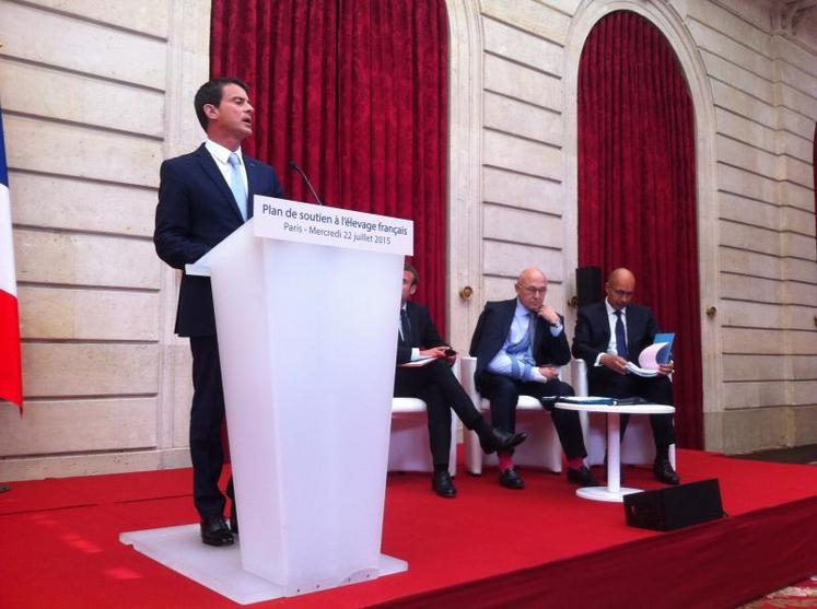 Manuel Valls présente le plan de soutien à l''élevage, aux côtés d''Emmanuel Macron, Michel Sapin et Harlem Désir.