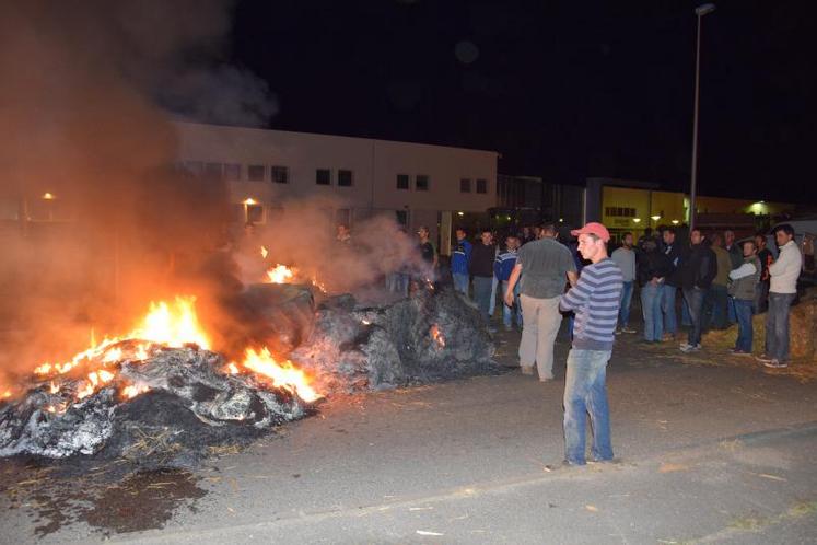 Les JA de Charente, avec le soutien de la FNSEA 16, ont bloqué la Scachap, centrale d’achat de Leclerc, à Ruffec à partir de 22 heures le 22 juillet.