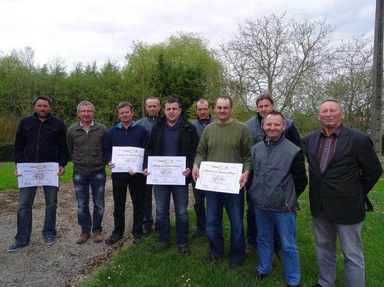 Eleveurs et techniciens, « un duo gagnant » récompensé par le challenge des Sabots : Marilleau Nicolas, Christian Bourdeau (président), Alain Aminot, Patrice Bodin (technicien), Dany Martin, Fabrice Pottier (technicien), Francis Tirton, Vincent Remaud (technicien), Daniel Ravon (technicien), Jean-Paul Guibert (vice-président).