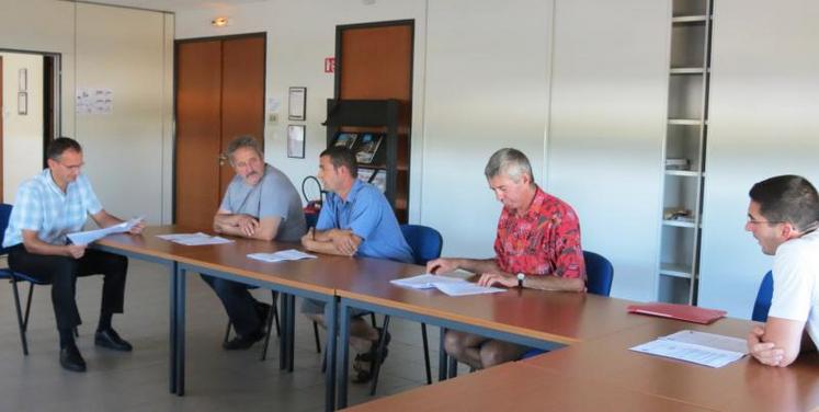 Rencontre entre les éleveurs et Laurent Gastinaud, directeur de la base logistique de Super U à Prahecq.