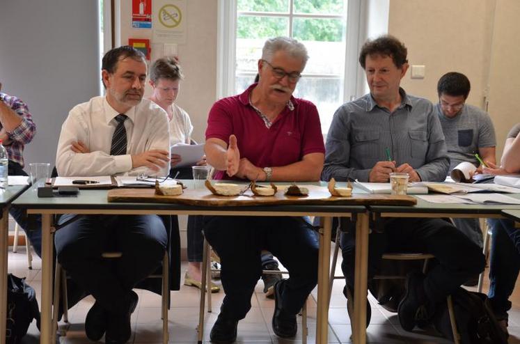 De gauche à droite : Didier Doré, sous-préfet de Niort, 
Paul Georgelet, président du syndicat de défense du Mothais sur feuille, et Pascal Cellier, délégué territorial de l’Inao.