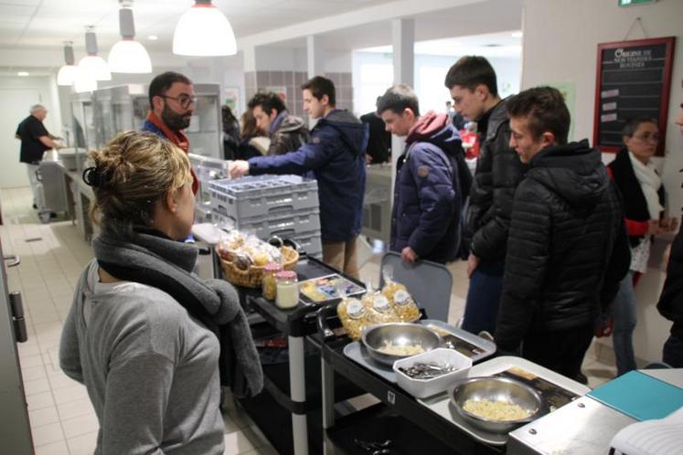 Alice et Nicoals Baron ont expliqué la fabrication de leurs pâtes aux élèves de Thuré