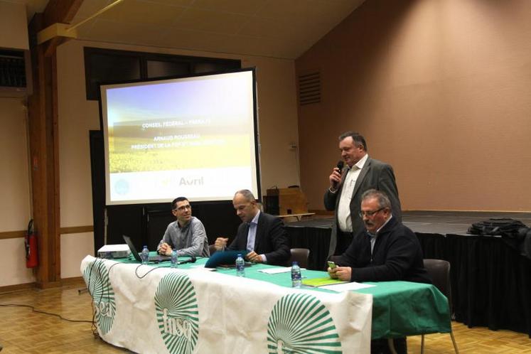Arnaud Rousseau (assis au centre) est intervenu à l’invitation de la Fnsea 79 sur la question des oléoprotéagineux, un secteur porteur de valeur ajoutée, à condition « que les producteurs prennent leur destin en main ».