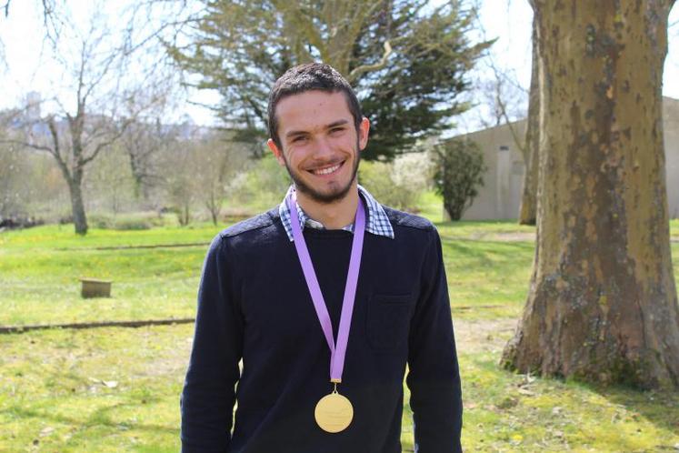 Kévin Daniel pose avec sa médaille d’or au lycée agricole Jacques Bujault de Melle où il fait la fierté de ses professeurs et de sa proviseure.