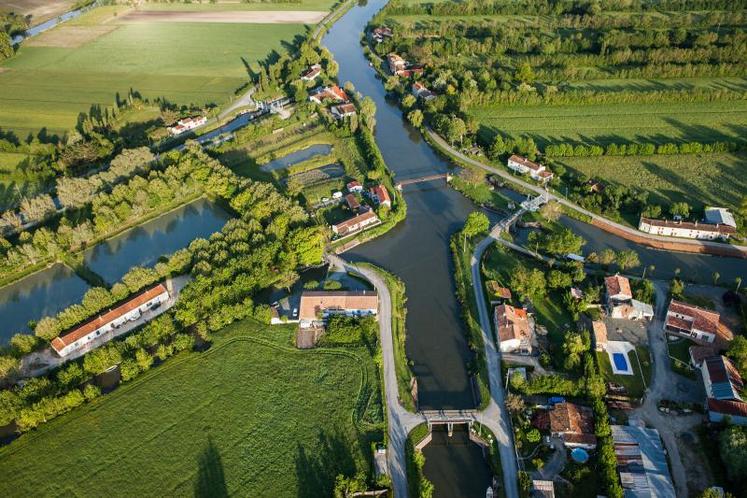 L’institution interdépartementale doit gérer 37 barrages et 13 écluses sur le domaine public fluvial, comme ici le nœud hydraulique de Bazoin Sèvre et du Mignon.