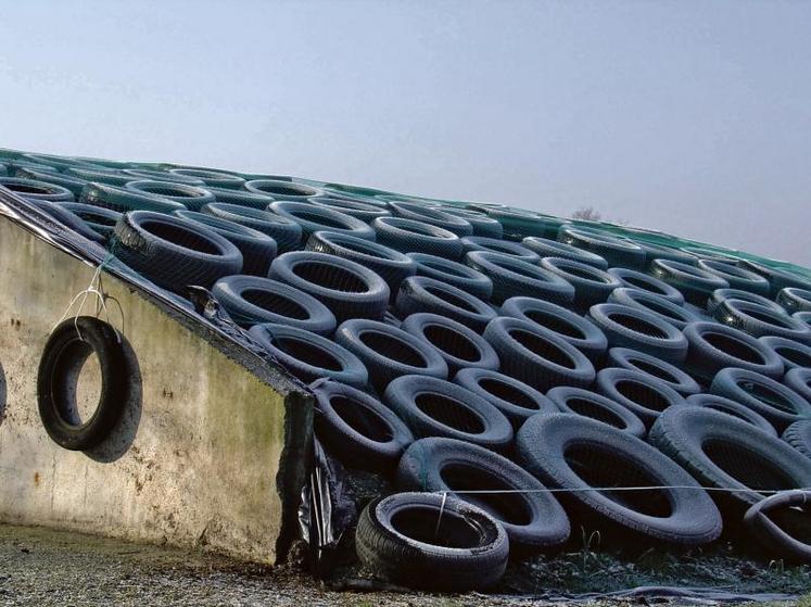Il existe bien d’autres solutions que les pneus pour couvrir les silos d’ensilage.