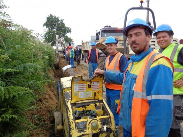 Les tuyaux en fonte sont posés à 1,80 mètre sous terre le long des routes et à travaux les champs de Gâtine pour faire la jonction entre les deux barrages.