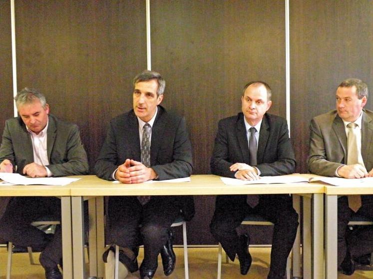 Luc Servant (2e à partir de la gauche) entouré des trois vice-présidents de la chambre régionale d’agriculture.