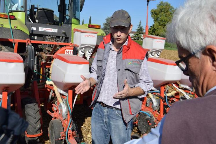 Philippe Mouquot, de la chambre d’Agriculture de la Gironde, a présenté l’herbi-semis qui permet d’économiser au moins 50 % d’herbicide.