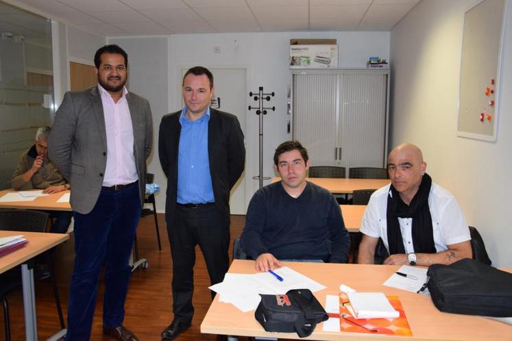 A gauche Nargarajen Soobrayen et Nicolas Moreau avec quelques uns des candidats aux futurs emplois sur la LGV