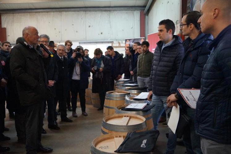 Quatorze apprentis tonneliers ont reçu leurs diplômes des mains d’Alain Rousset (à gauche), à l’occasion de l’inauguration du Campus des métiers, la semaine dernière.