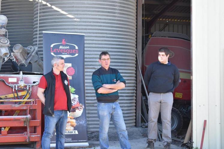 Joël Biotteau (au centre) et son neveu (à droite), Florian Biotteau, sont installés ensemble à Mornac sur un cheptel d’une centaine 
de mères limousines, en naisseur-engraisseur.