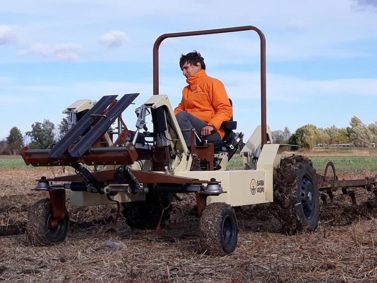 Alexandre Prévault-Osmani sur son tracteur électrique Alpo à l’occasion d’une démonstration en plein champ.