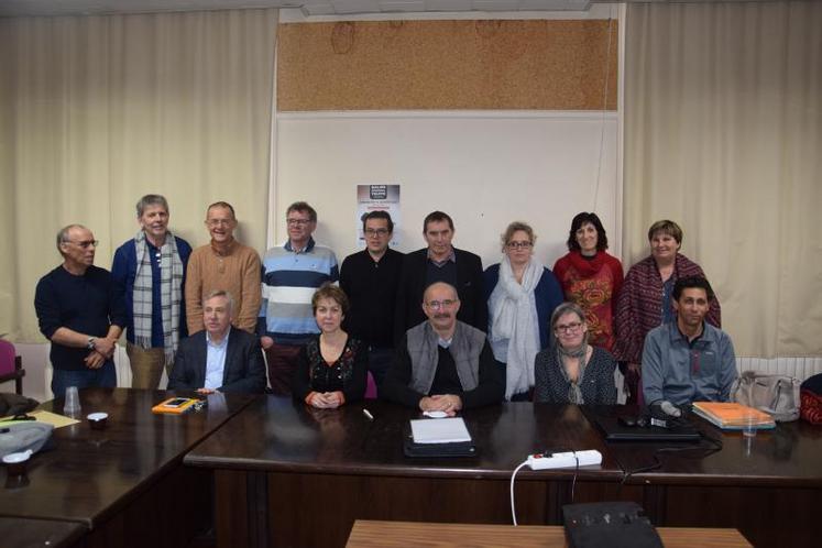 L’assemblée générale de l’ATNA, présidée par Philippe Delusset 
(au centre) s’est tenue dans les locaux de l’Association 
interprofessionnelle de la trufficulture en Nouvelle-Aquitaine.