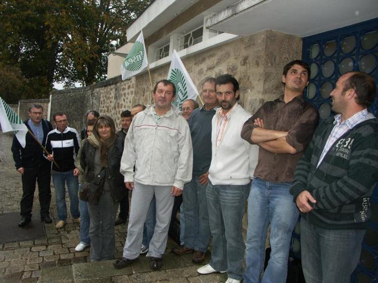 Les responsables de la FDSEA et des JA se sont rendus à la sous-préfecture de Parthenay.