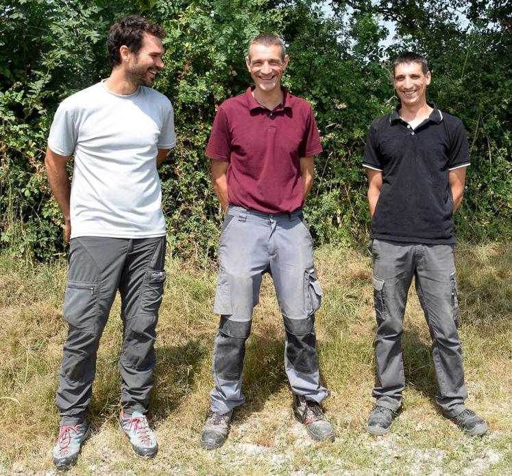 Alexandre Boissinot, conservateur de la RNR du Bocage des Antonins, pour le compte de Deux-Sèvres nature environnement (DSNE), Christophe et Guillaume Baribault, du Gaec Pied Fourré, sur la commune de Cours, affichent une belle complicité.