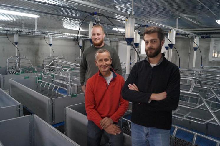 Valentin Gasseling, Jean-Jacques Gasseling et Tanguy Gaillard dans la maternité avec les cages balance.