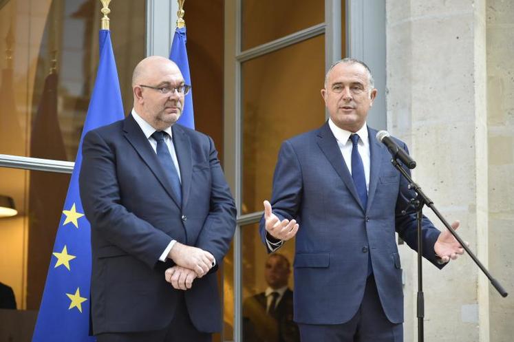 Stéphane Travert et Didier Guillaume lors de la passation de pouvoir au ministère de l'Agriculture mardi 16 octobre 2018.