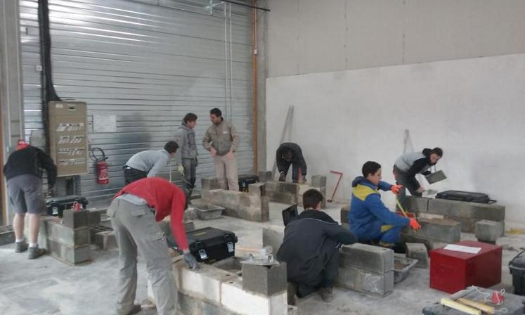 À Poitiers, les Compagnons souhaiteraient attirer plus de jeunes maçons. 