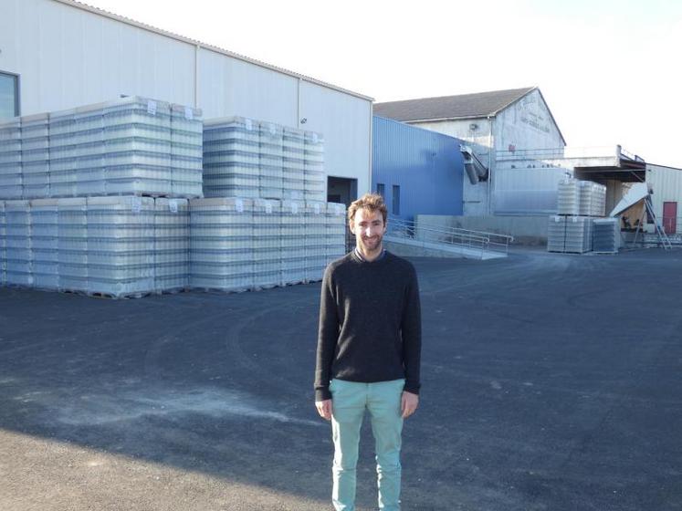 Philippe Caumont, nouveau directeur de la coopérative, devant le bâtiment de stockage flambant neuf de St-Georges-d’Oléron.