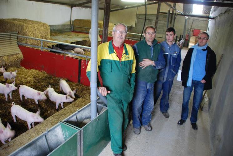 Éric et Pascal Nourrigeon partagent avec leur neveu, Alexis Gibault, le même enthousiasme pour l’élevage bio. 
À droite : Gérard Keraval, conseiller à la chambre d’agriculture.