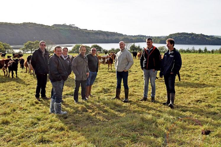 Les éleveurs adhérents Frab NA en formation Vivéa chez Erwan Leroux dans le Finistère.