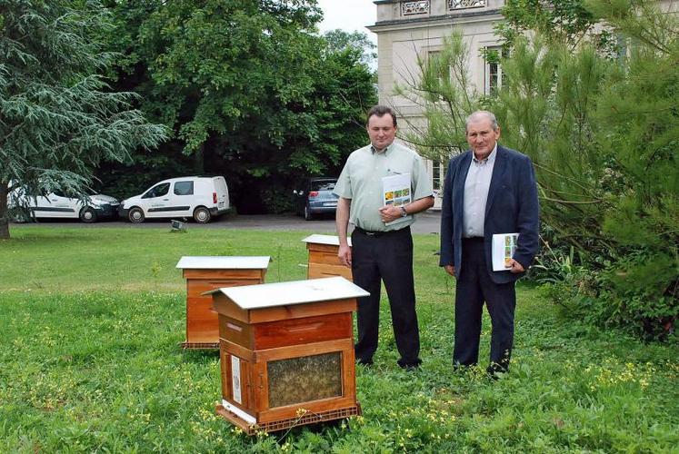 François Chauveau et Guy Guédon, respectivement présidents de l’Abeille des Deux-Sèvres et de la fédération des chasseurs, devant des ruches, « symboles de l’engagement des chasseurs en faveurs de la biodiversité ».