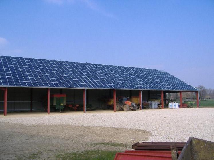 Avant d'envisager de poser des panneaux, il est recommandé 
à l'exploitant de se renseigner sur la distance qui le sépare 
de la ligne électrique auquel il sera raccordé.