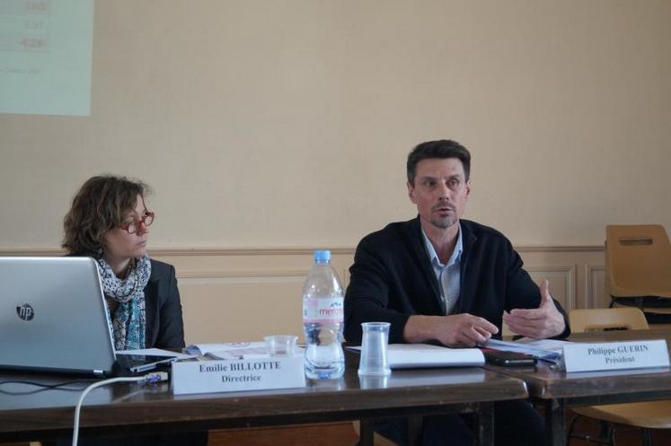 A droite, Philippe Guérin, le président du syndicat aux côtés de la directrice, Emilie Billotte. Celle-ci est revenue sur le programme de plantations accordé par FranceAgriMer : 2016 hectares, dont 1 pour le pineau !