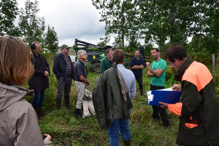 Le 27 juillet, une dizaine de personnes est venue observer la parcelle epériementale des domaines Rémy Martin.