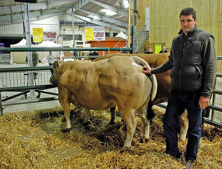 Yohan Rouvreau, du Gaec La Bertrandière, et sa vache qui a remporté un grand prix de championnat.