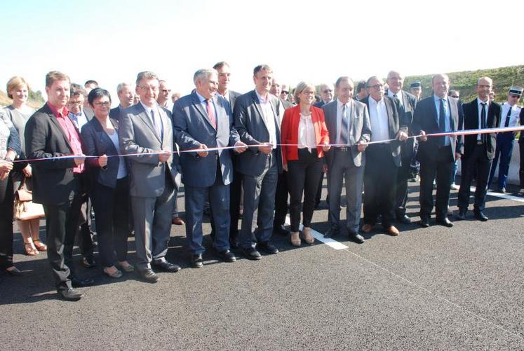 Vendredi 3 octobre, le ruban tricolore coupé par les représentants des différents partenaires politiques et financiers, la voie inaugurée était livrée aux automobilistes.