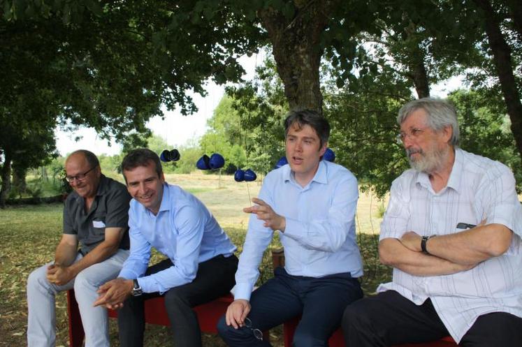 Denis Rouyer, Hervé Blanché, Mickaël Vallet, Jean-Marie Petit, ensembles pour présenter le 1er parlement du marais de Brouage.