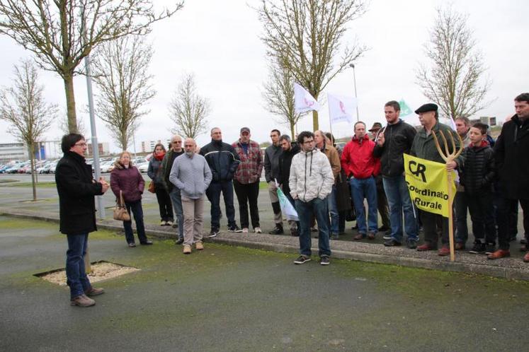 Une cinquantaine d’agriculteurs se sont retrouvés devant l’ASP.