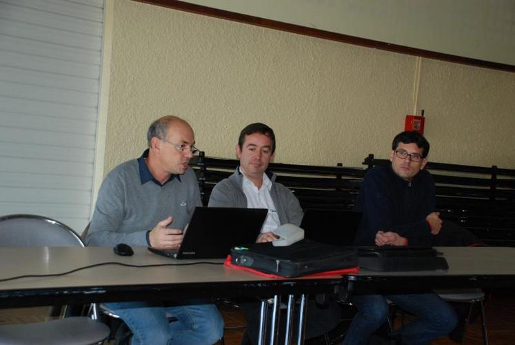 De gauche à droite : Cyrille Girard, chef de mission services 
vétérinaires, Jocelyn Marguerie vétérinaire, et Ewan Saunders, technicien services vétérinaires.