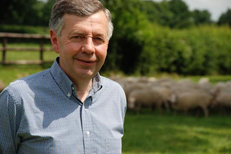 Bernard Salvat consacre une bonne part de ses charges à la génétique car 40% des mâles et toutes les agnelles sont ensuite vendus à la reproduction.