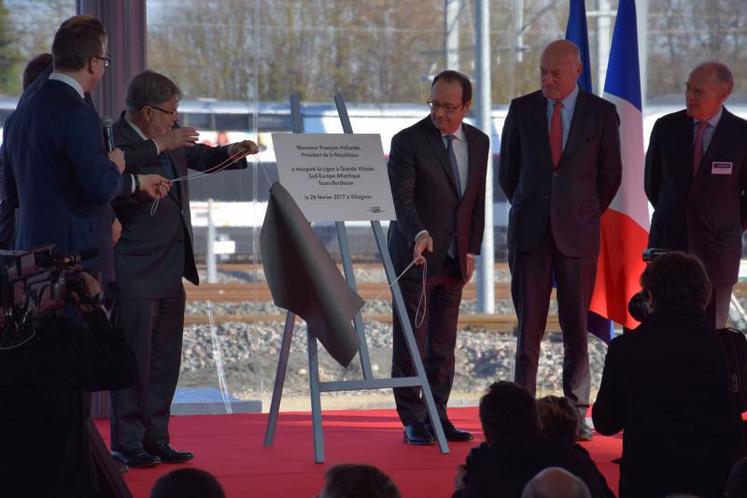 Le président de la République dévoile la plaque inaugurale de la LGV SEA Tours-Bordeaux.