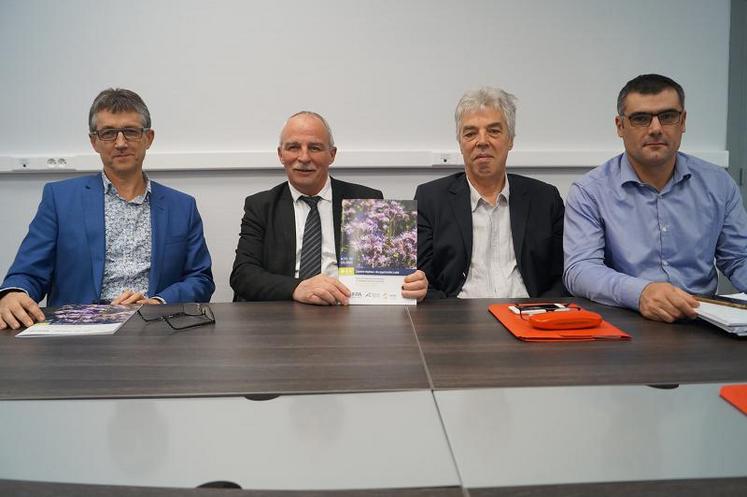 Les organisateurs du colloque, avec, de gauche à droite, Philippe Taillecours, proviseur du campus agricole de la Charente, Dominique Graciet, président de la Chambre régionale d’agriculture, Jean-Jacques Chabosseau, président du centre Inra Nouvelle-Aquitaine-Poitiers et Daniel Peyraube, président régional de l’Institut technique agricole Acta.