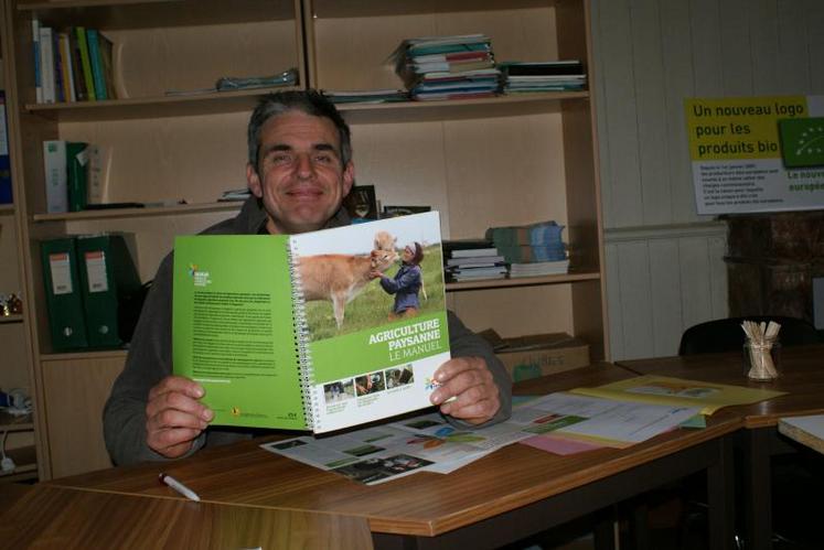 David Gros, adhérent de l’Ardear, tient dans ses mains la « bible » de l’agriculture paysanne.