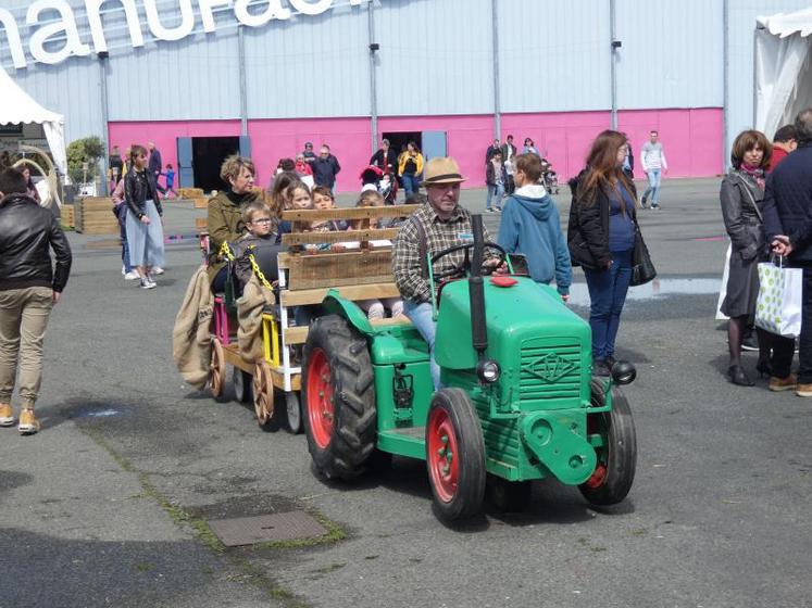 Tout au long du week-end, cette « balade en tracteur » a rencontré un franc succès.