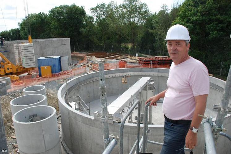 François Martin, adjoint, devant la station d’épuration en construction.