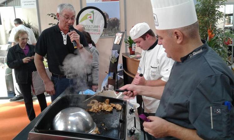 David Russeil, chef formateur au CFA de Niort, et ses élèves découperont et cuisineront de la viande sur le stand de la chambre d'agriculture, comme cela avait déjà été le cas lors de l'édition 2016 du salon.